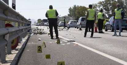 La Guardia Civil analiza el punto donde se produjo el atropello mortal de tres ciclistas en Oliva (Valencia), a principios de mayo.