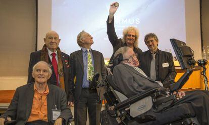 De izquierda a derecha, Harold Kroto, Alexei Leonov, Richard Dawkins, Brian May, Garik Israelian y Stephen Hawking, en 2015.