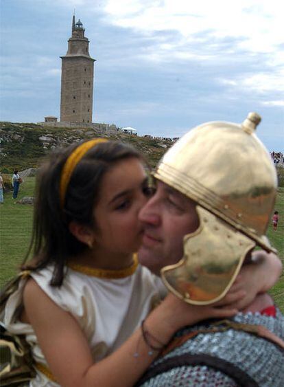 Dos ciudadanos, disfrazados de romanos, ayer ante la Torre de Hércules en A Coruña.
