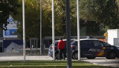 Varios coches de policía en la puerta del Madrid Arena.