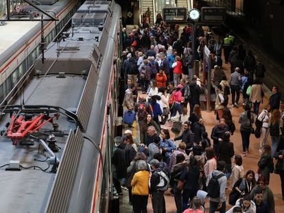 Decenas de viajeros acceden a un tren de Cercanías en la estación madrileña de Atocha.