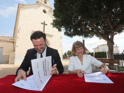 Pablo Ruz, futuro alcalde de Elche, y la portavoz de Vox, Aurora Rodil, en la ermita Santa Ana de Valverde, en la firma del acuerdo este martes entre ambas formaciones para gobernar en la ciudad alicantina.