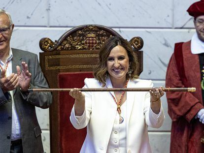 La nueva alcaldesa del Ayuntamiento de Valencia, Maria José Catalá, con la vara de mando tras recibirla este sábado de manos del exalcalde, Joan Ribó, en el pleno de investidura.