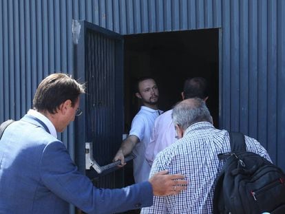 Inspectores sanitarios entran en la fábrica de Magrudis, en Sevilla, en el verano de 2019.