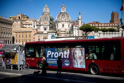 Un bus con un anuncio de Giorgia Meloni, la líder del partido Hermanos de Italia, en Roma, el 2 de septiembre.
