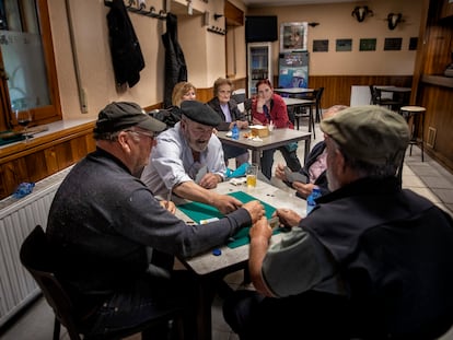 Vecinos de Almarza (Soria) juegan a las cartas en el bar del pueblo.