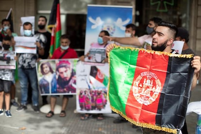 La comunidad de afganos residentes en Barcelona se reunió frente a la oficina de la Comisión Europea para pedir solidaridad internacional ante el avance de los talibanes y los miles de refugiados que provoca, el pasado 11 de agosto.