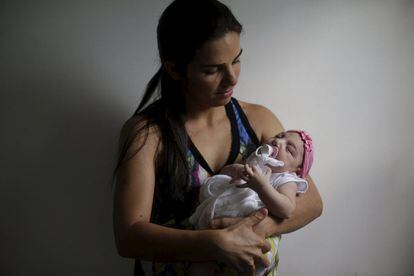 Ana Angélica Gomes, de 25 años, posa con su hija Ana Havilla, de 2 meses edad, que es su segundo hijo y nacido con microcefalia, en el hospital Pedro I en Campina Grande, Brasil.