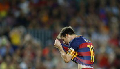 Messi es lamenta del penal fallat davant el Llevant.