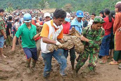 Los equipos de rescate trasladan el cadáver de una víctima del deslizamiento de Cijeruk.