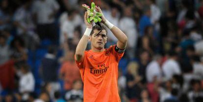 Casillas, durante un partido de Liga en el Bernabéu.