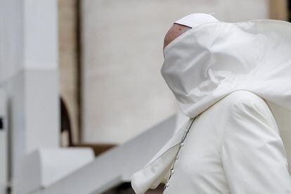 El papa Francisco con la cara cubierta por su esclavina a su llegada a la audiencia general de los miércoles en la Plaza de San Pedro del Vaticano.