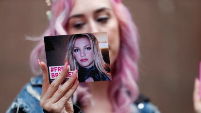 Una fan de Britney Spears sostiene una foto de la cantante donde se lee 'Free Britney' a las puertas de un tribunal de Los Ángeles, el 26 de julio de 2021.