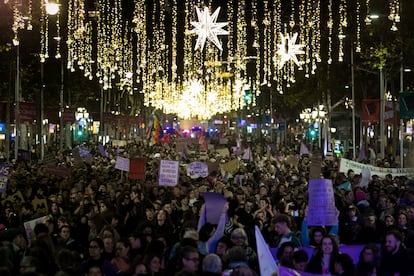 En Barcelona, la pancarta reclamaba una unidad que no se ha dado en la capital en el día para reivindicar el fin de una violencia estructural, la misma por la que han sido asesinadas 1.171 mujeres solo en España desde 2003: “Ocupemos juntas las calles contra las violencias machistas”.