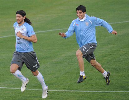 Luis Suárez, a la derecha, con Abreu en el entrenamiento de Uruguay.