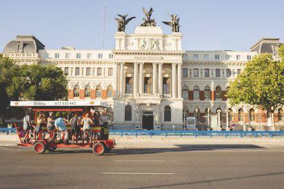 Un vehículo conocido como 'bici birra' circula por el centro de la capital.