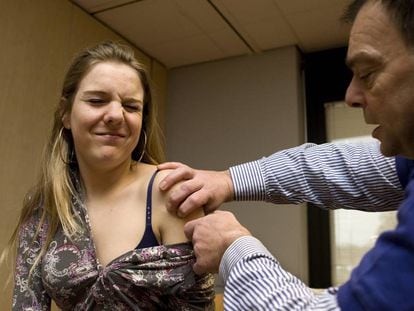 Una mujer se vacuna contra el virus del papiloma humano, en Zwijndrecht (Países Bajos).