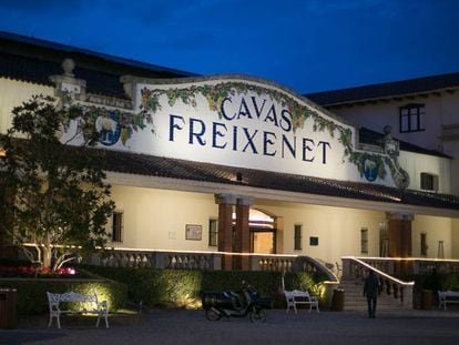 Fachada de las bodegas ferixenet en Sant Sadurní d'Anoia.