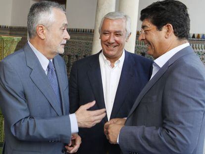 José Antonio Griñán, Javier Arenas y Diego Valderas, durante un homenaje a Blas Infante en el Parlamento andaluz el pasado mes.