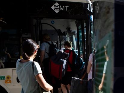 Varios pasajeros subían el día 16 a un autobús de la EMT de Palma.