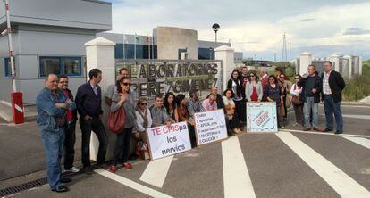 Trabajadores de Laboratorios Pérez Giménez protestan ante su sede.