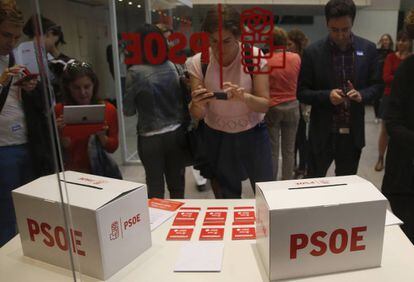 Urnas y papeletas de las primarias del PSOE. 