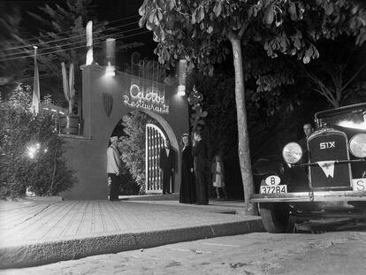 Entrada al restaurant Cactos, a l'avinguda Pearson de Barcelona, als anys cinquanta.