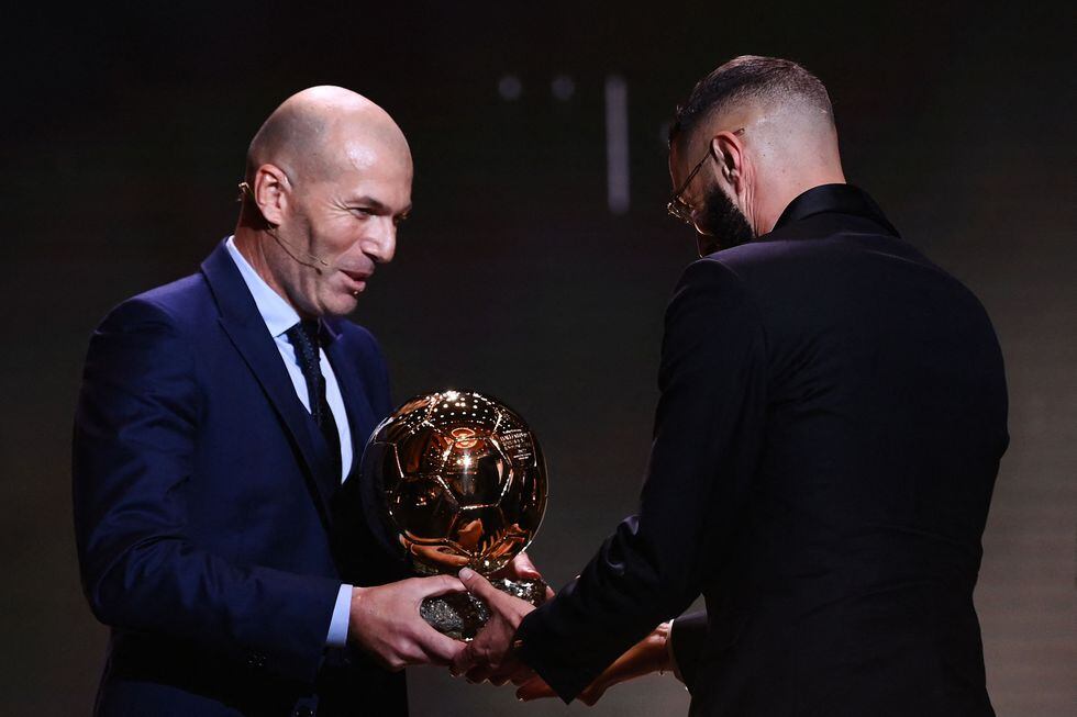 Zidane entrega este martes el Balón de Oro a Benzema durante la ceremonia celebrada en el teatro Chatelet de París. 