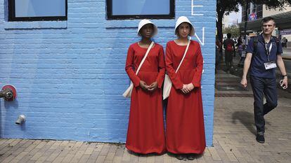 Mujeres vestidas de Criadas 
para una campaña promocional de la serie de televisión 'El cuento de la criada'.