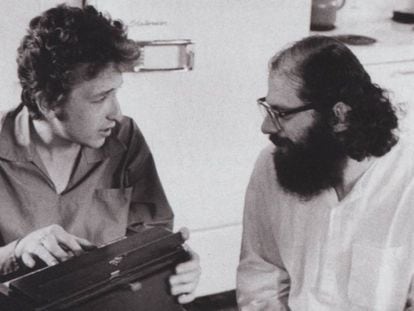 Bob Dylan, a la izquierda, con el poeta Allen Ginsberg en Nueva York en 1964.