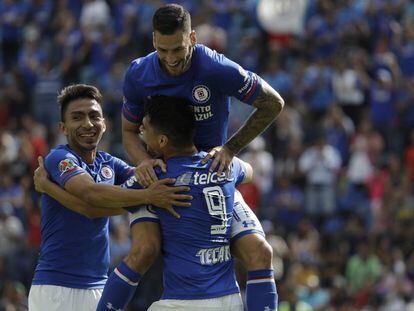 Mena, M&eacute;ndez y Mora celebran un gol en la liga.