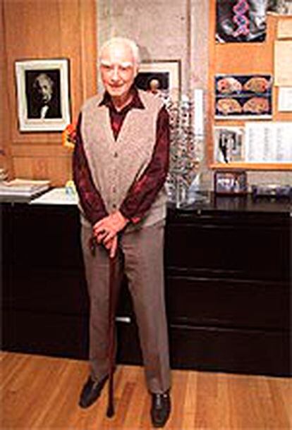Francis Crick, en su despacho del Instituto Salk.