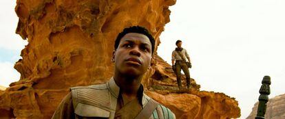 John Boyega y Oscar Isaac, en la película.