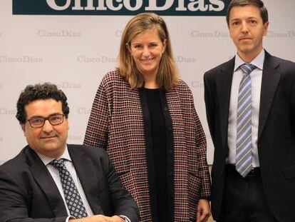 De izquierda a derecha, Jorge Canta (socio de Cuatrecasas), Mar&iacute;a P&eacute;rez-Font&aacute;n (directora de asesor&iacute;a jur&iacute;dica en CaixaBank AM) y Jos&eacute; Carlos S&aacute;nchez-Vizca&iacute;no (jefe de depositar&iacute;a de fondos en CecaBank).