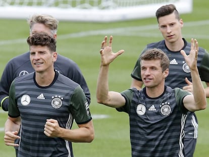 M&uuml;ller y Mario G&oacute;mez durante un entrenamiento. 