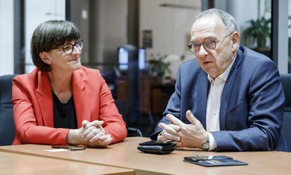 Saskia Esken y Norbert Walter-Borjans, durante la entrevista en una sala del Bundestag el pasado jueves.