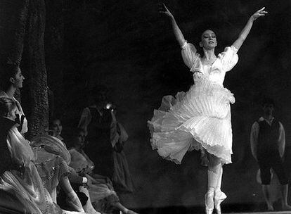 Arantxa Argüelles baila <i>La fille mal gardée</i><b> en el Teatro de la Zarzuela de Madrid en diciembre de 1989.</b>