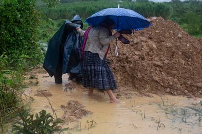 Dos personas caminan en medio de las lluvias causadas por la tormenta tropical Eta, en Guatemala.