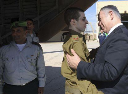 El primer ministro israelí, Benjamin Netanyahu, saluda al soldado Gilad Shalit en la base aérea de Tel Nof, Israel.