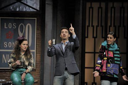 Escena de la obra 'Los ochenta son nuestros'. En la imagen, de izquierda a derecha, los actores Claudia Molina, Borja Voces y Blanca Jara
