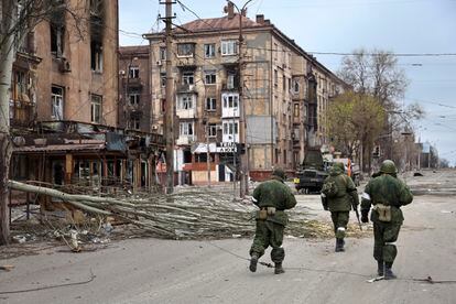 Milicianos de la república de Donetsk, en una zona de Mariupol bajo control ruso
