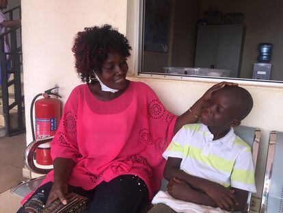 Paul B. Morris y su madre Lydia se reunieron con el asistente médico George Tengbeh y las enfermeras Jolena Jones y Roseline Biago, parte del personal que atendió al niño en el Hospital Infantil de MSF en Monrovia, cuando estaba gravemente enfermo de malaria cerebral. Noviembre de 2020.
