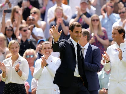 Federer desfila delante de Nadal durante el acto de este domingo en la central de Wimbledon.