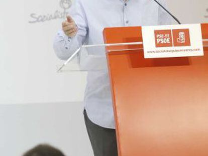 El diputado socialista Od&oacute;n Elorza comparece ante los medios en la sede del PSE de San Sebasti&aacute;n.