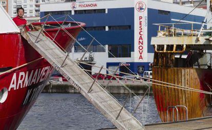 Un barco en el puerto de Vigo frente a Pescanova