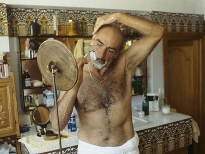 El actor escocés Sean Connery se afeita en el baño de su casa de Marbella en septiembre de 1983.