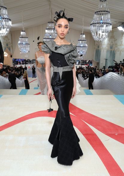 La artista FKA Twigs eligió un vestido a medida de John Galliano, actual director creativo de Maison Margiela.