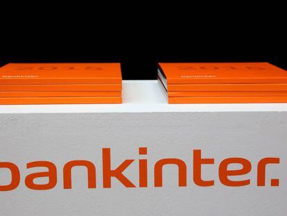 Los informes anuales de Bankinter sobre una mesa de la entidad