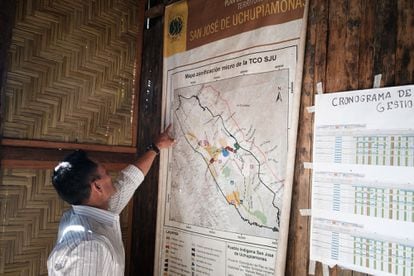 An indigenous authority from the community of San José de Uchupiamonas indicating the area through which the contamination arrives on the map of the indigenous territory.