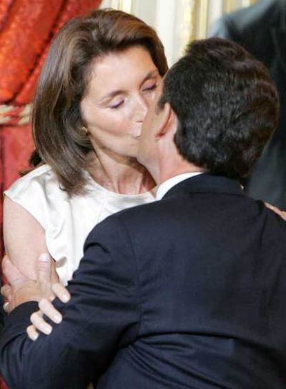 Sarkozy besa a su esposa, Cécilia, en la toma de posesión de la presidencia el pasado mes de mayo.